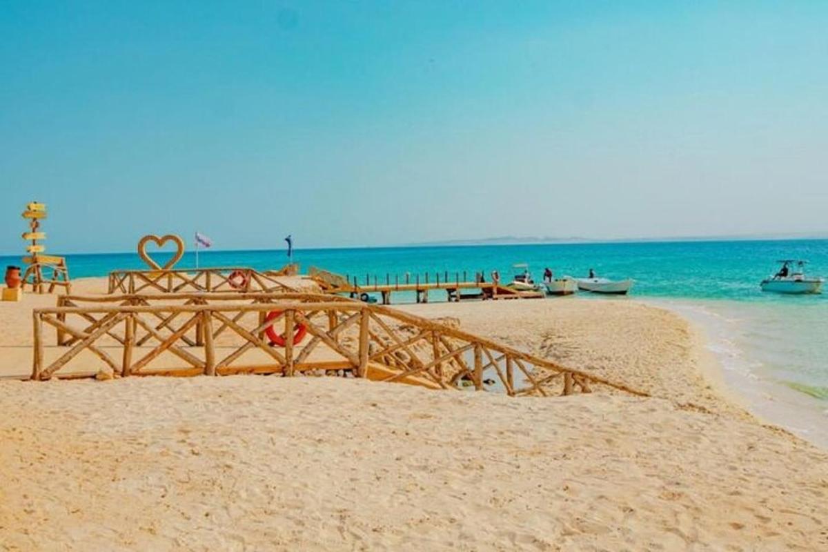 una spiaggia con una struttura in legno sulla sabbia