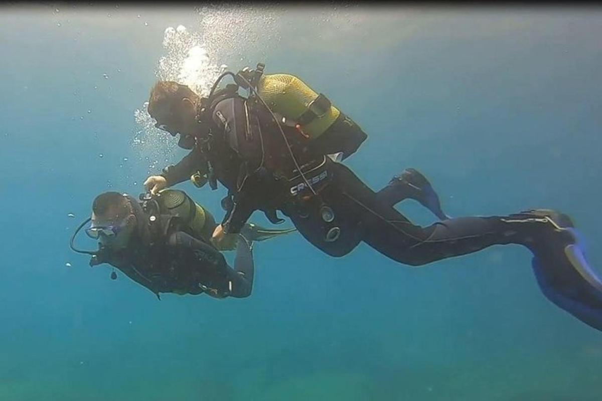dva lidé se potápějí ve vodě v oceánu
