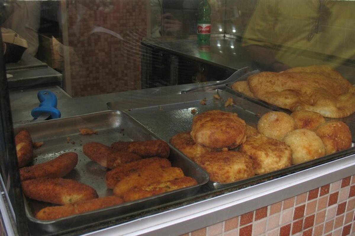 un mucchio di cibo in vassoi in una panetteria