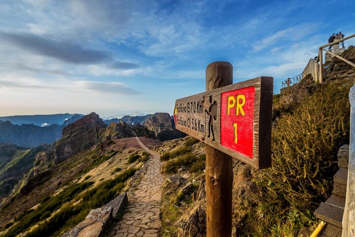 tanda di puncak gunung
