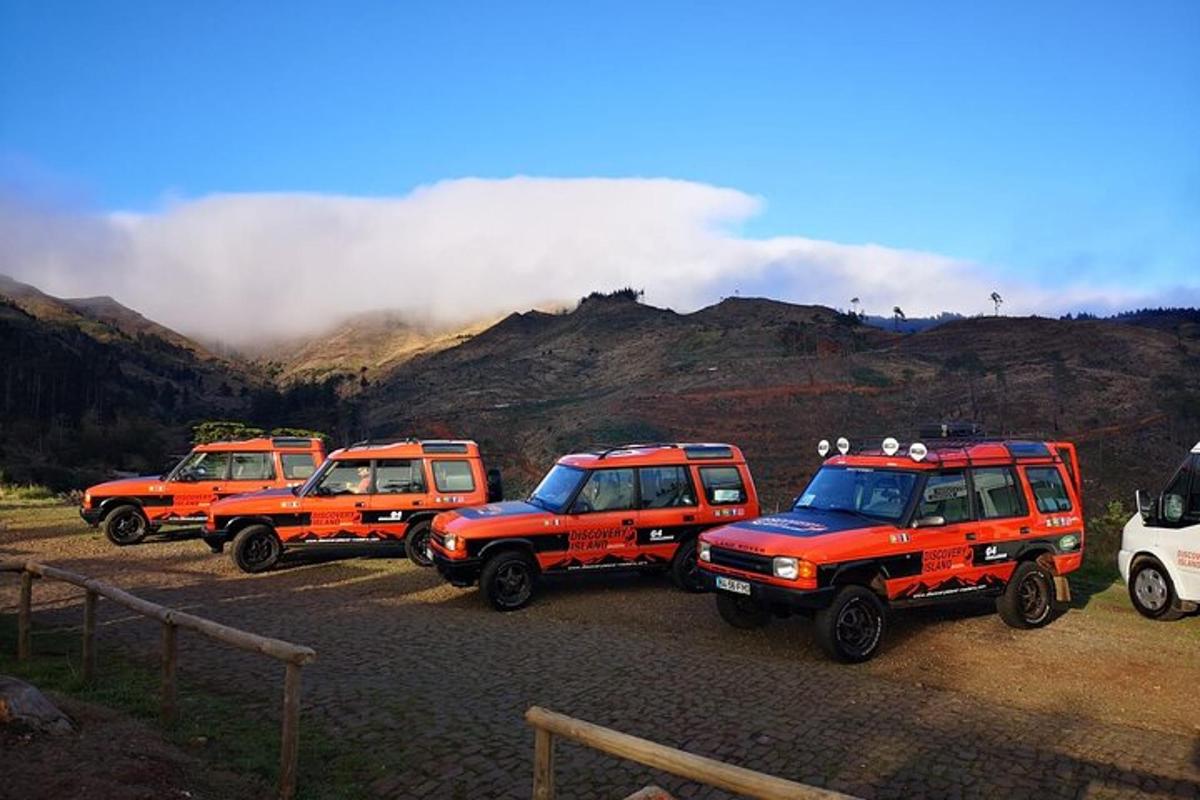 sekumpulan empat jip merah diletakkan di atas gunung