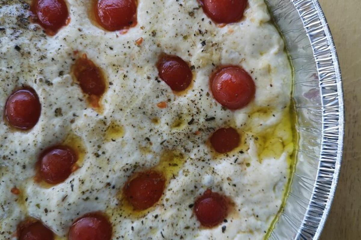 egy közeli kép egy serpenyőben lévő pepperonis pizzáról