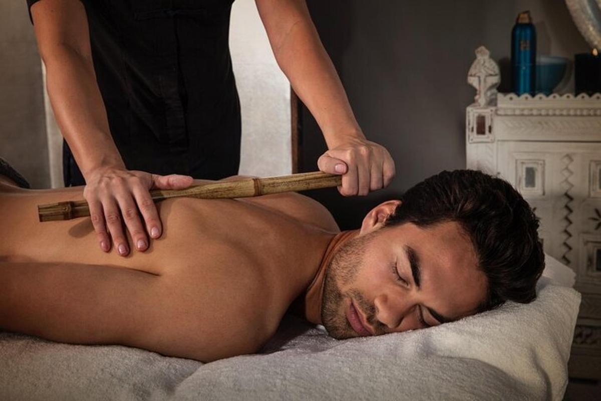 muž dostává masáž zad od terapeuta