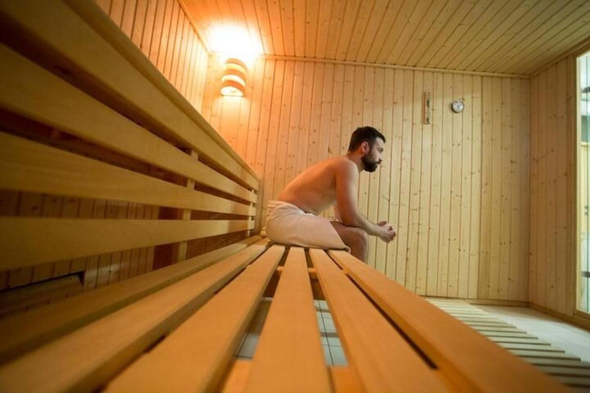 muž sedící na prázdné bowlingové dráze