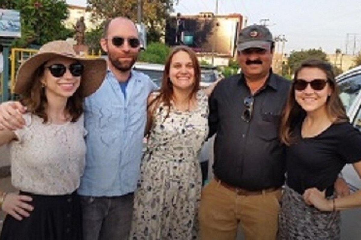 مجموعة من الأشخاص يتظاهرون لالتقاط صورة
