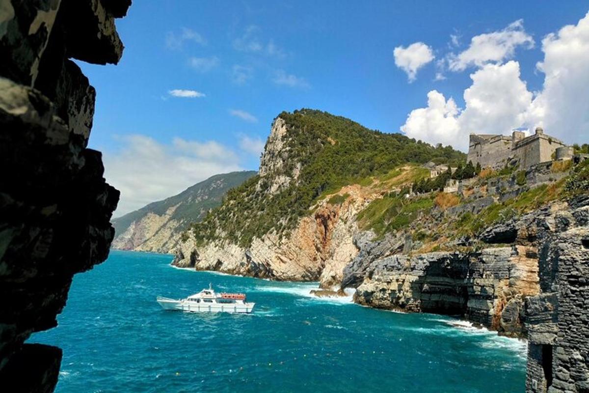 una barca in acqua accanto a una montagna