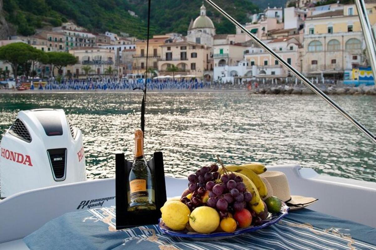 um prato de frutas na parte de trás de um barco