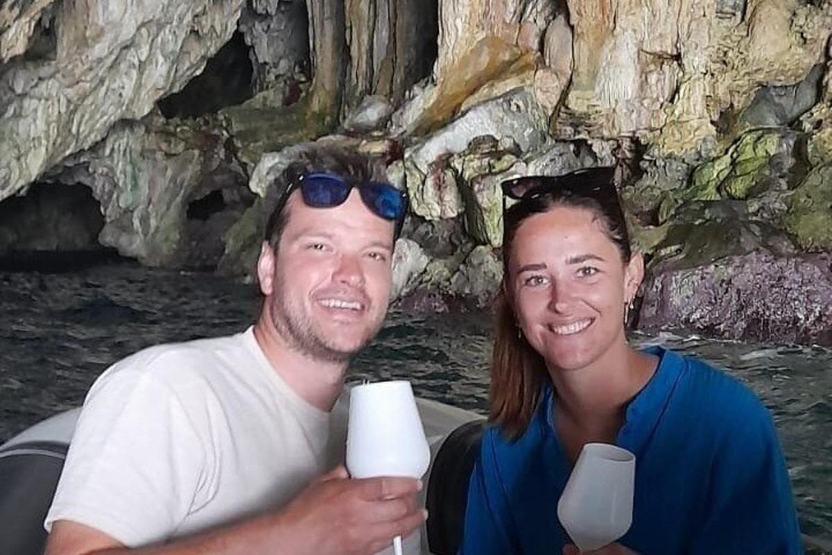 um homem e uma mulher em um barco em uma caverna