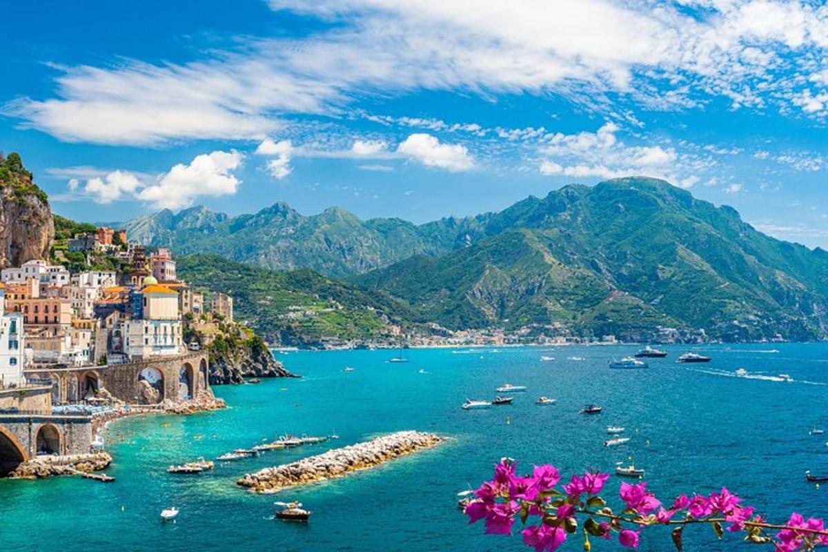 một góc nhìn về bờ biển Amalfi với những bông hoa