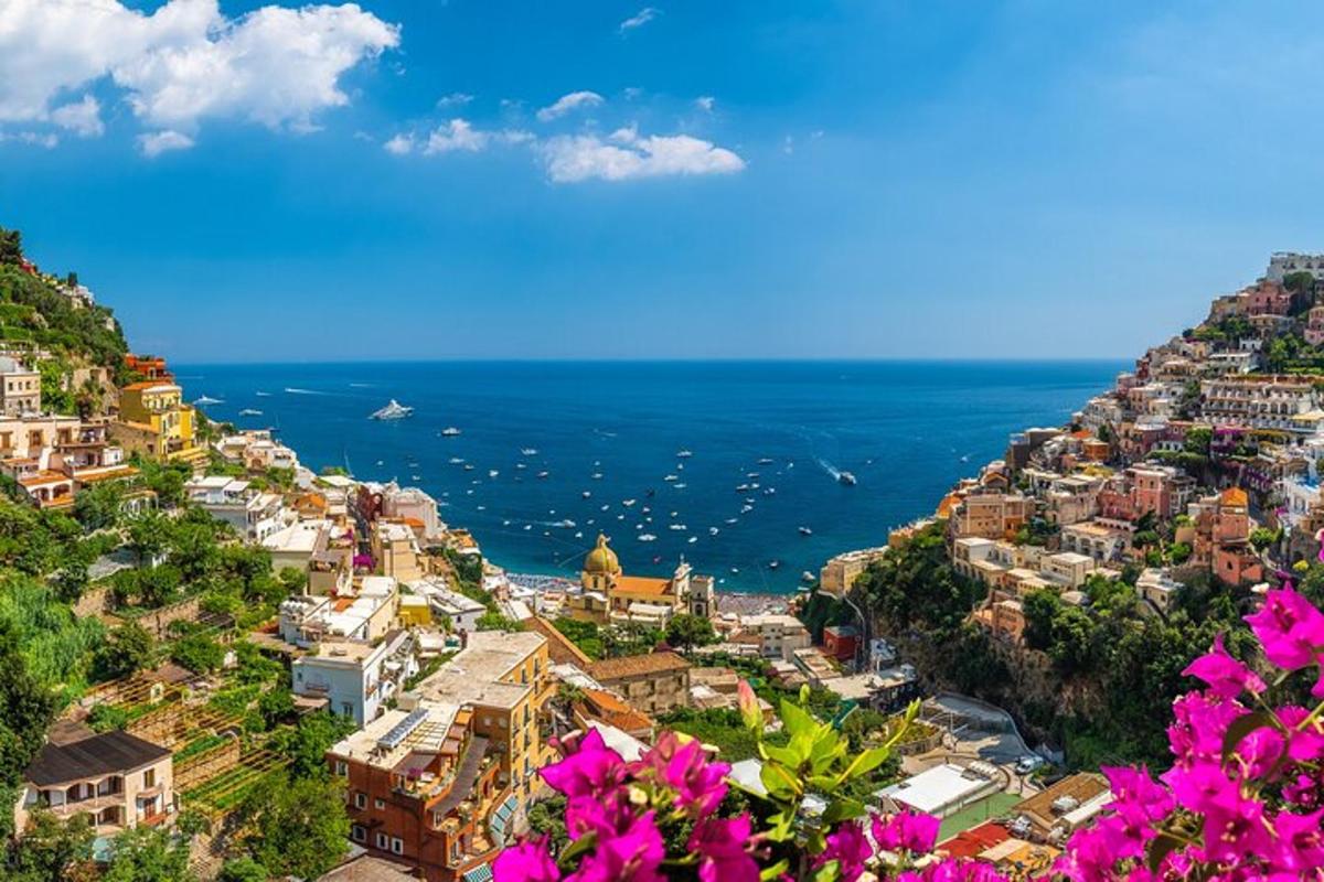 một góc nhìn về bờ biển Amalfi với những bông hoa màu hồng