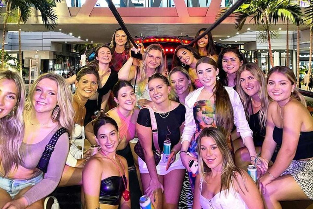 un gruppo di donne che posano per una foto a una festa