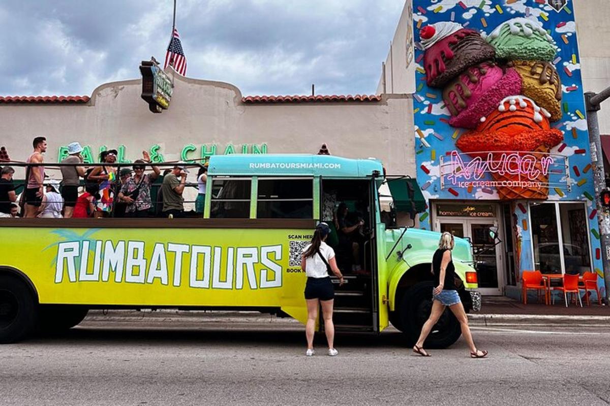 due donne che camminano davanti a un autobus giallo