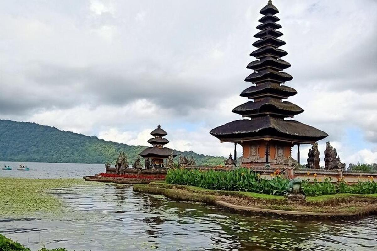 divas pagodas ūdenstilpnes vidū