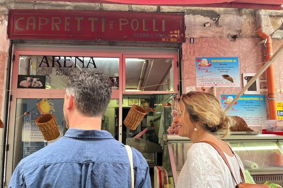 um homem e uma mulher olhando pela vitrine de uma loja