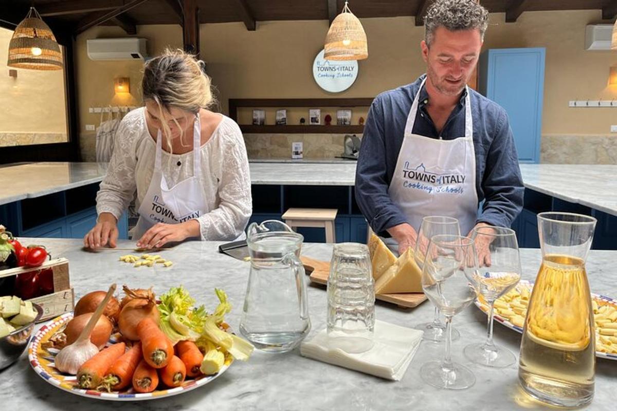 um homem e uma mulher em pé na cozinha preparando comida