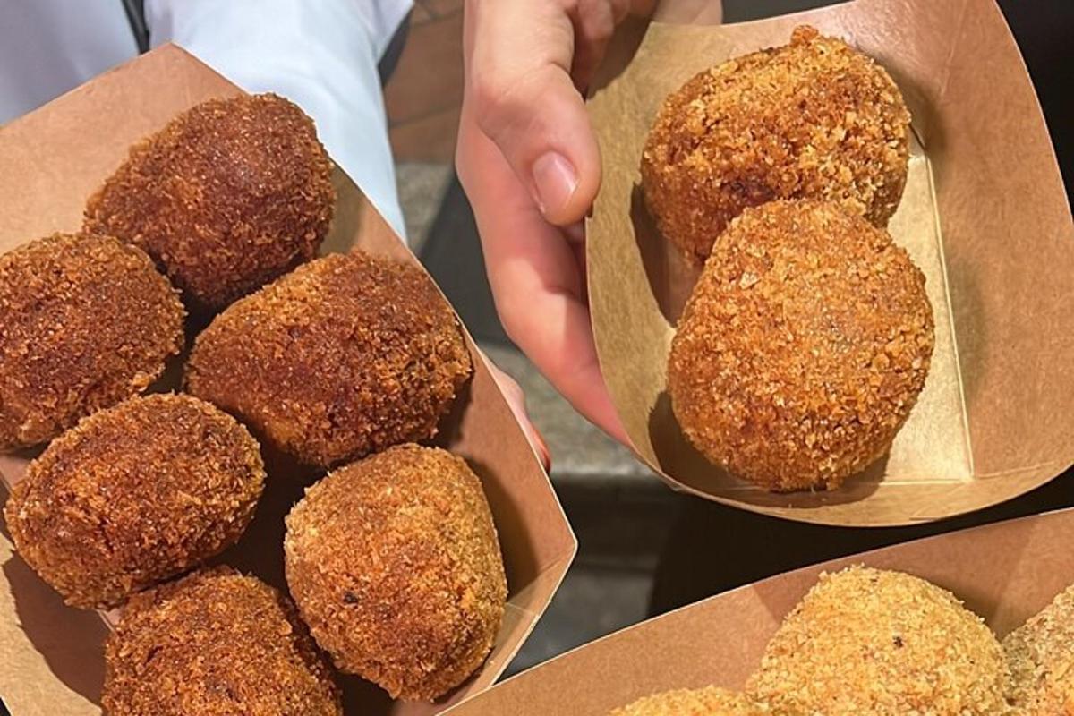 uma pessoa está segurando duas caixas de donuts