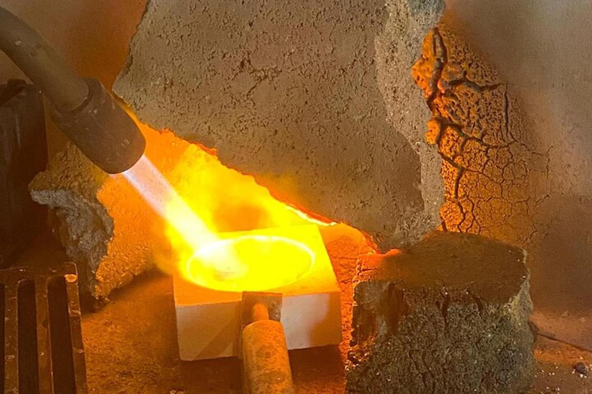 seseorang sedang menggunakan obor dalam tempaan