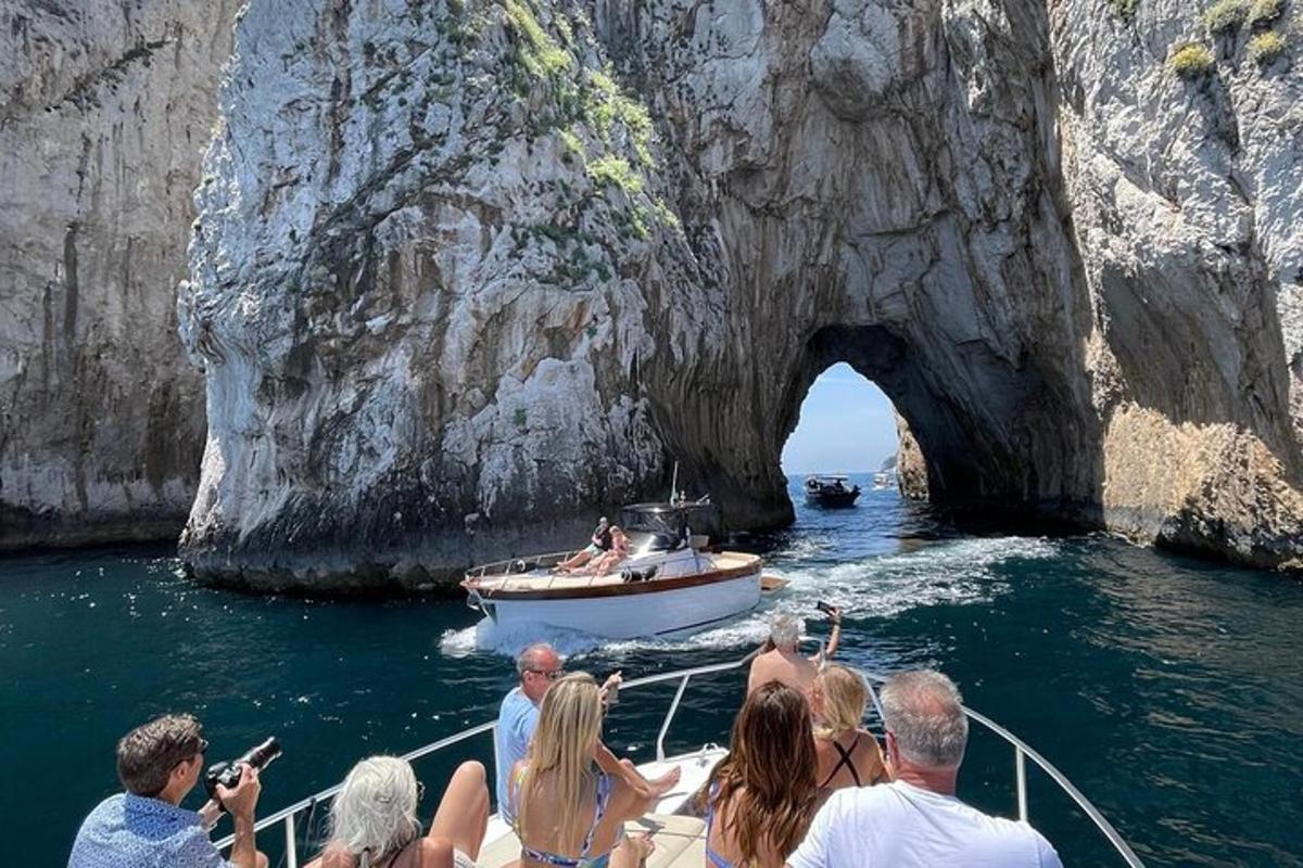 skupina ljudi na čolnu v vodi