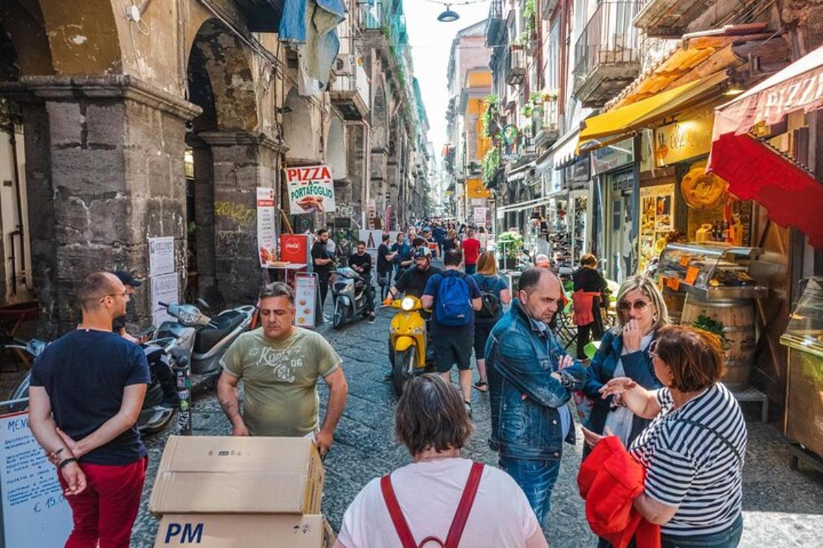 skupina lidí jdoucích po rušné městské ulici
