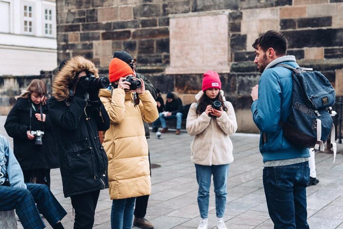 Un grupo de personas de pie tomando fotografías con cámaras.