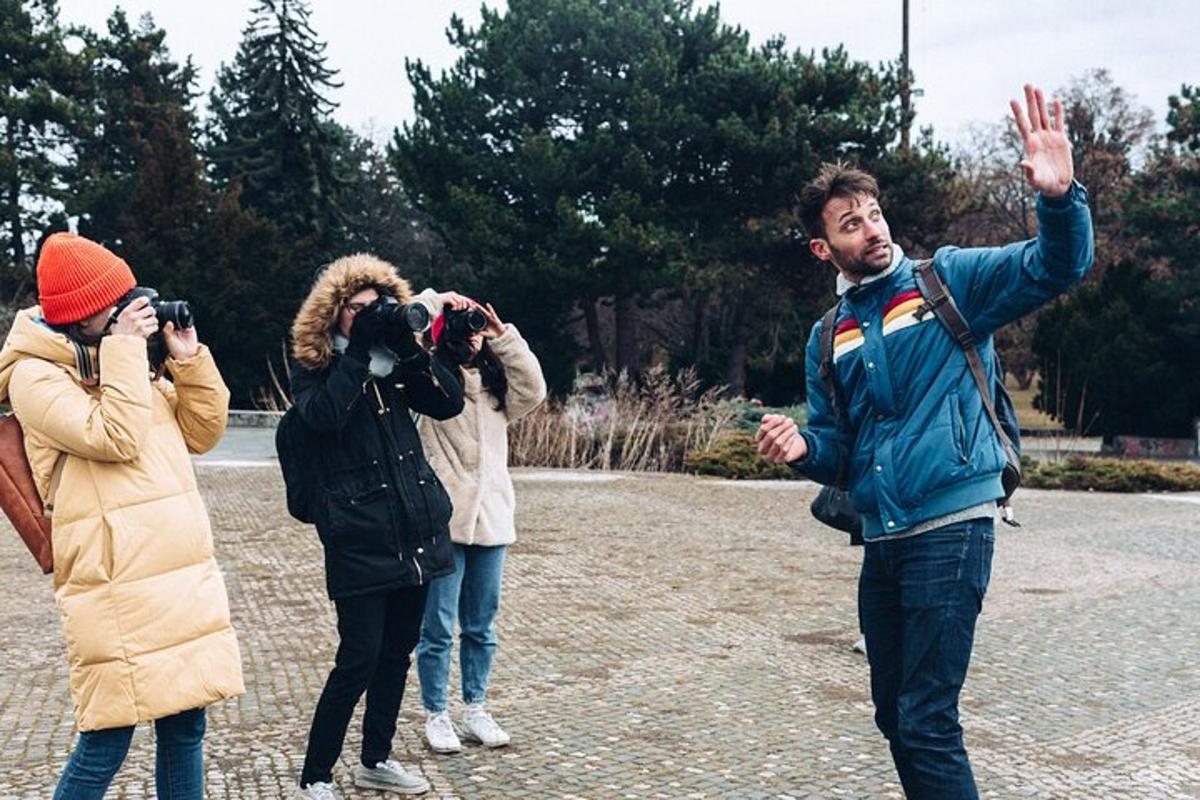 Un grupo de personas tomando fotografías de un hombre.