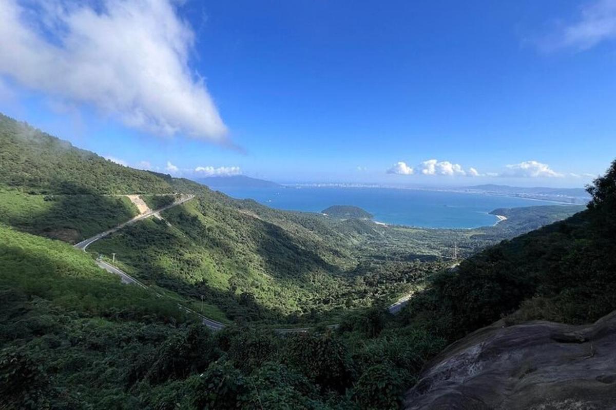 una vista di una montagna con l'oceano sullo sfondo