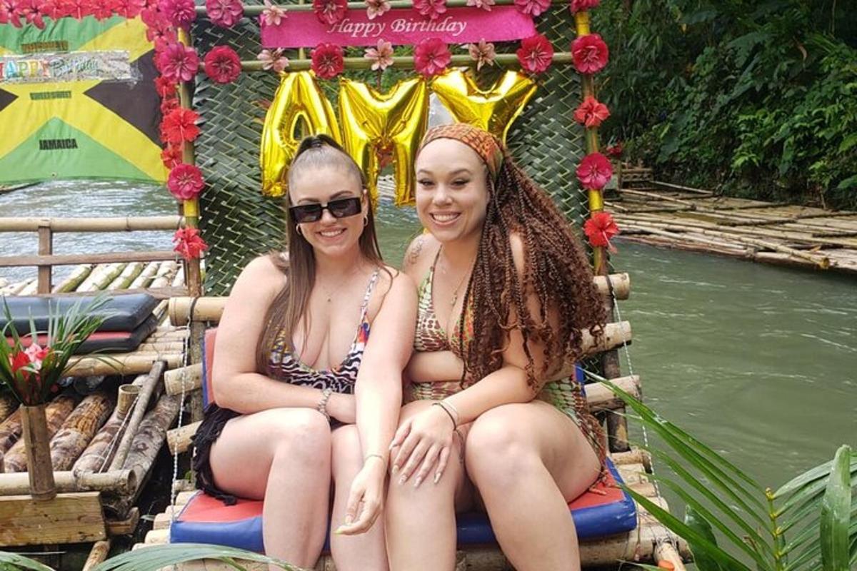 due ragazze sedute su una zattera in acqua
