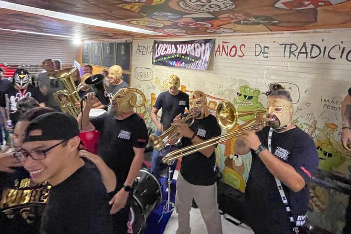 un grup de persones tocant instruments de metall en una sala