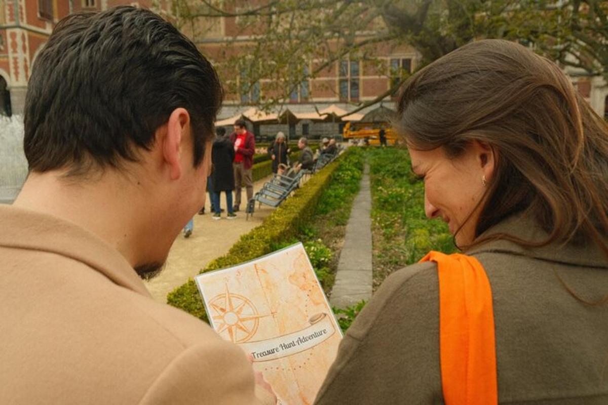 un uomo e una donna che guardano una mappa
