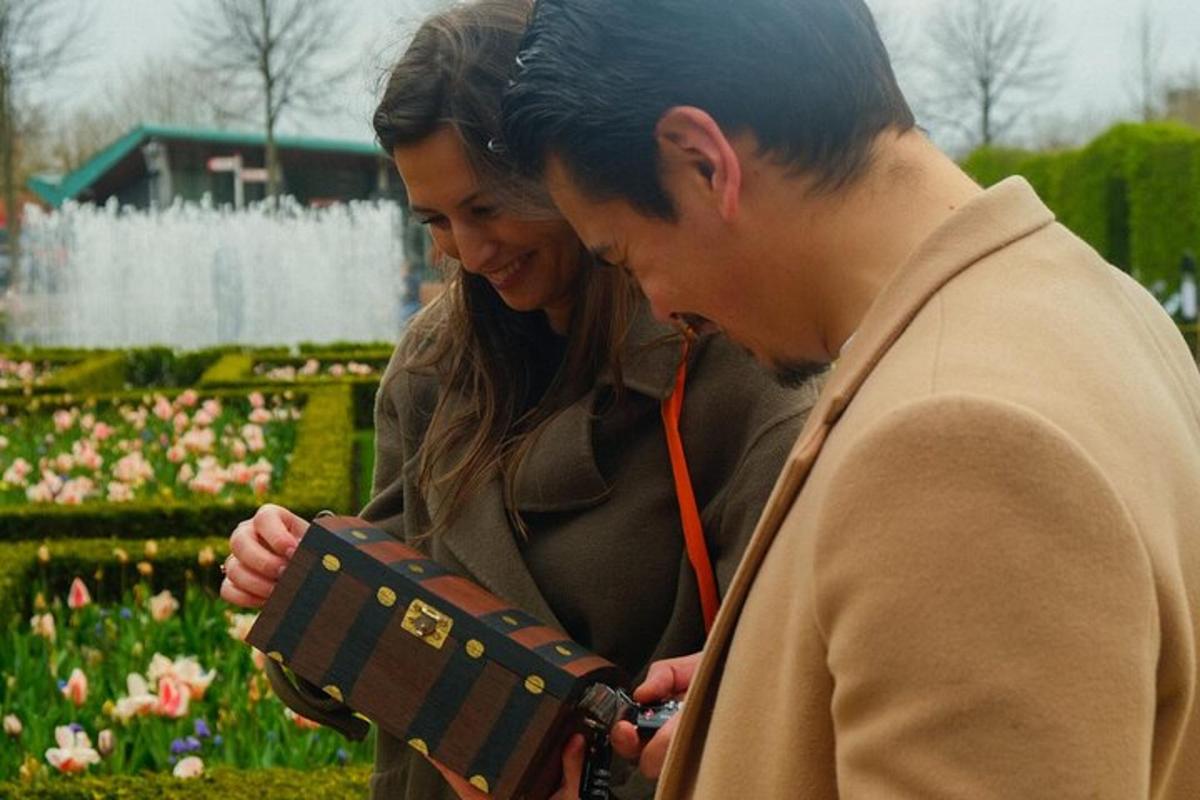 un uomo e una donna che guardano una valigetta