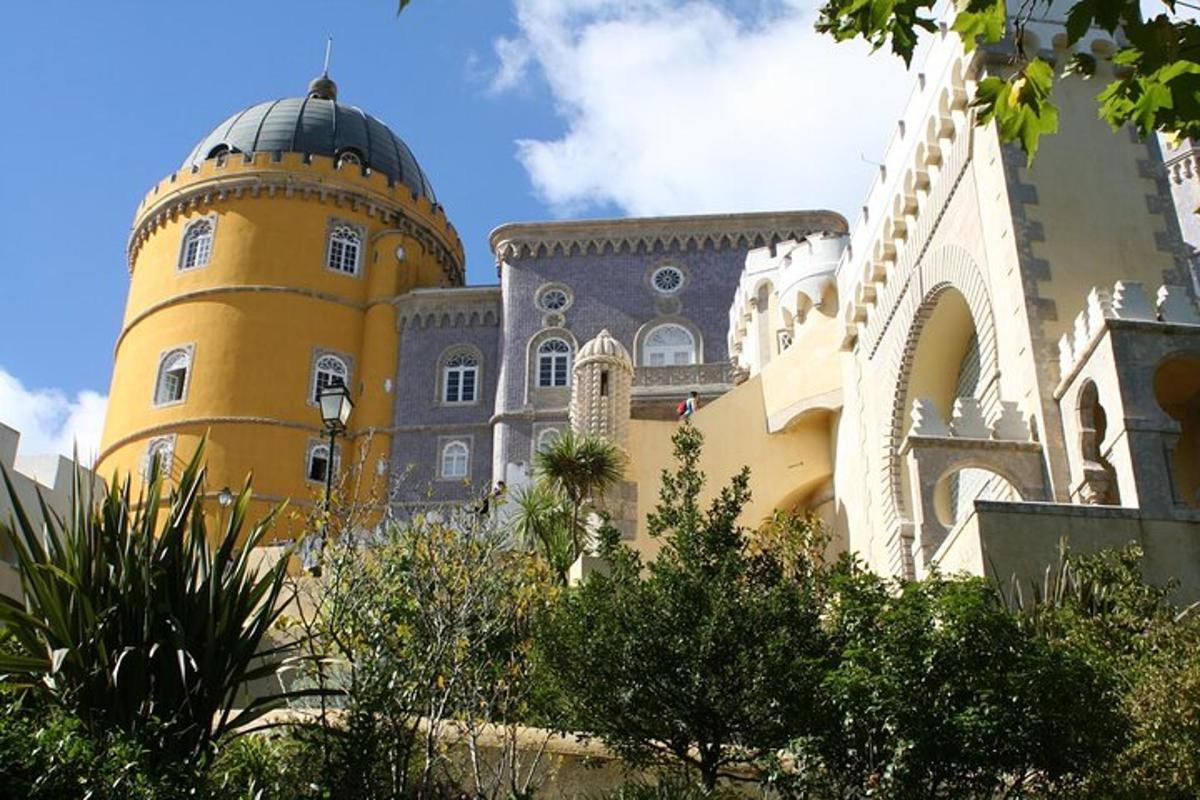 un edificio con una cupola sul lato