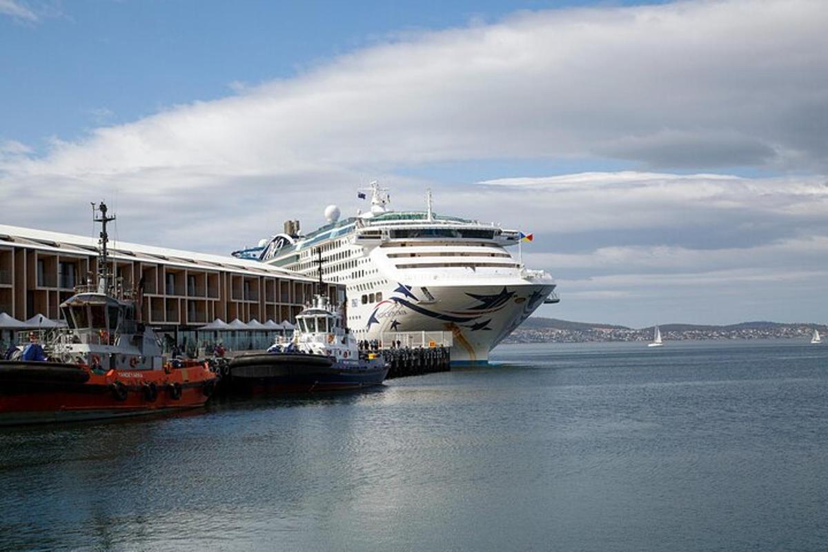 ένα κρουαζιερόπλοιο είναι αγκυροβολημένο σε έναν τερματικό σταθμό κρουαζιέρας