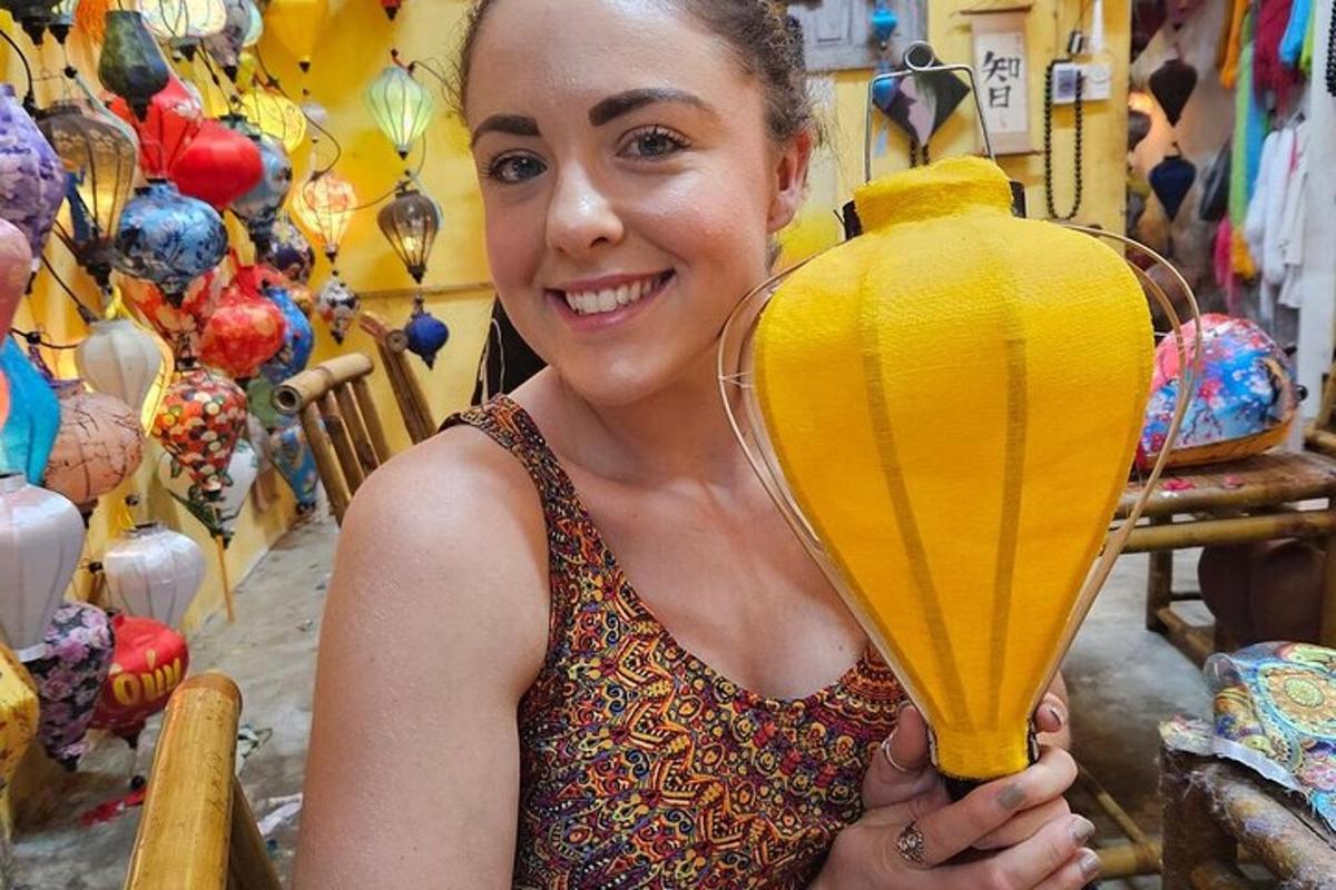 una donna che tiene in mano un vaso giallo in un negozio