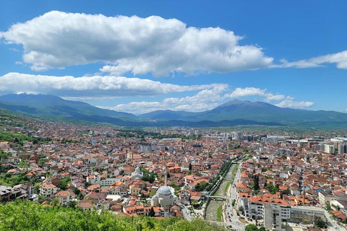 eine Luftaufnahme einer Stadt mit Bergen im Hintergrund