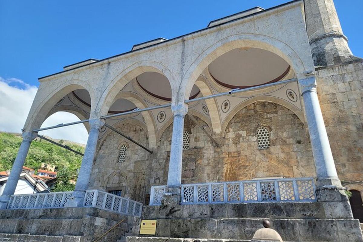 ein Gebäude mit Bögen an der Seite