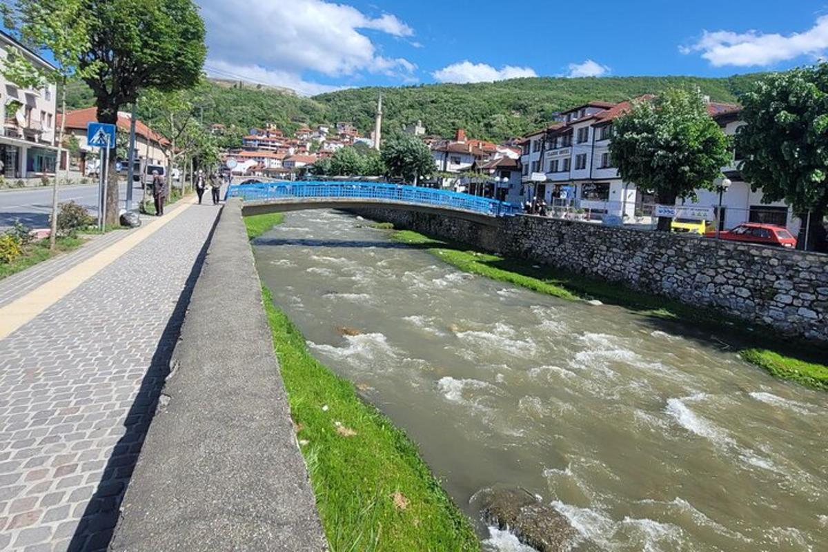 eine Brücke über einen Fluss in einer Stadt