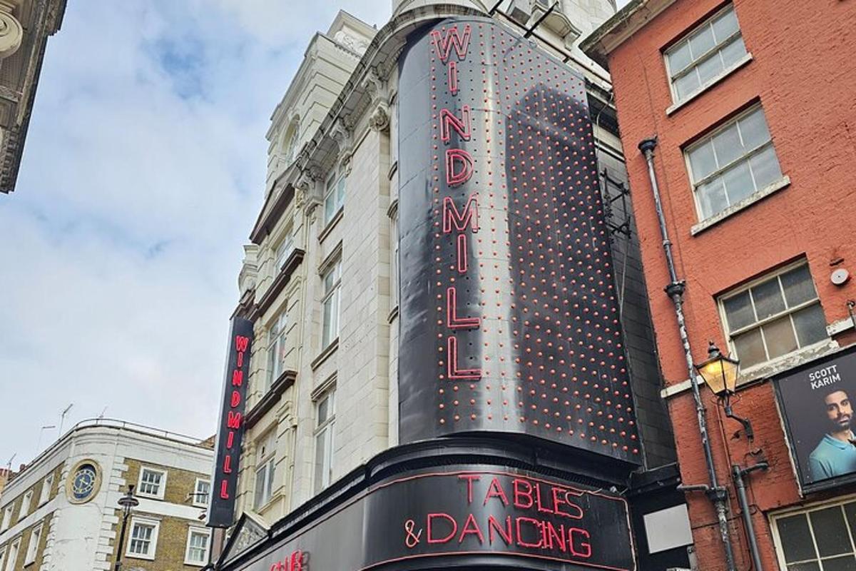 un edificio alto con un cartello per un teatro
