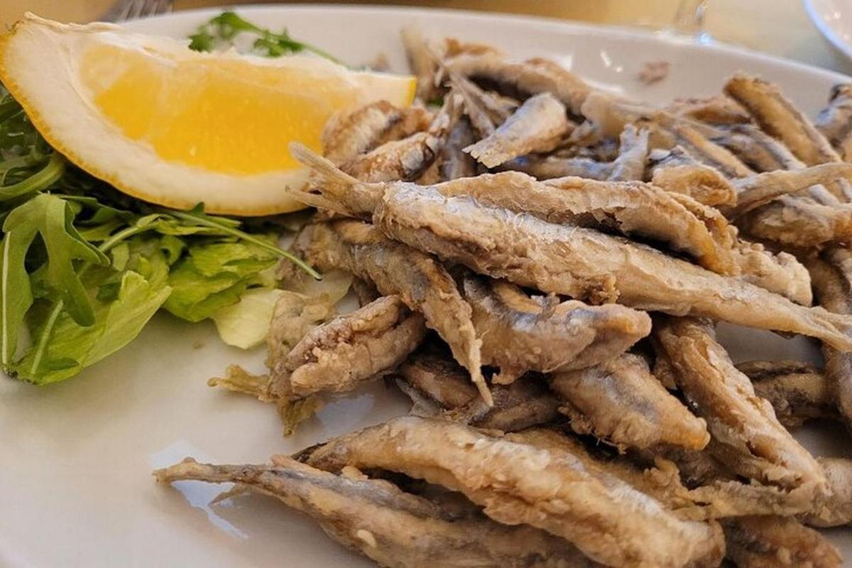 talíř jídla s hranolky a citronem