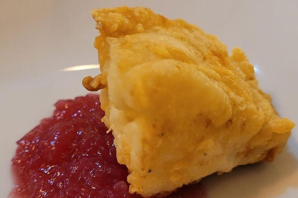 una fetta di torta con salsa di lamponi su un piatto bianco