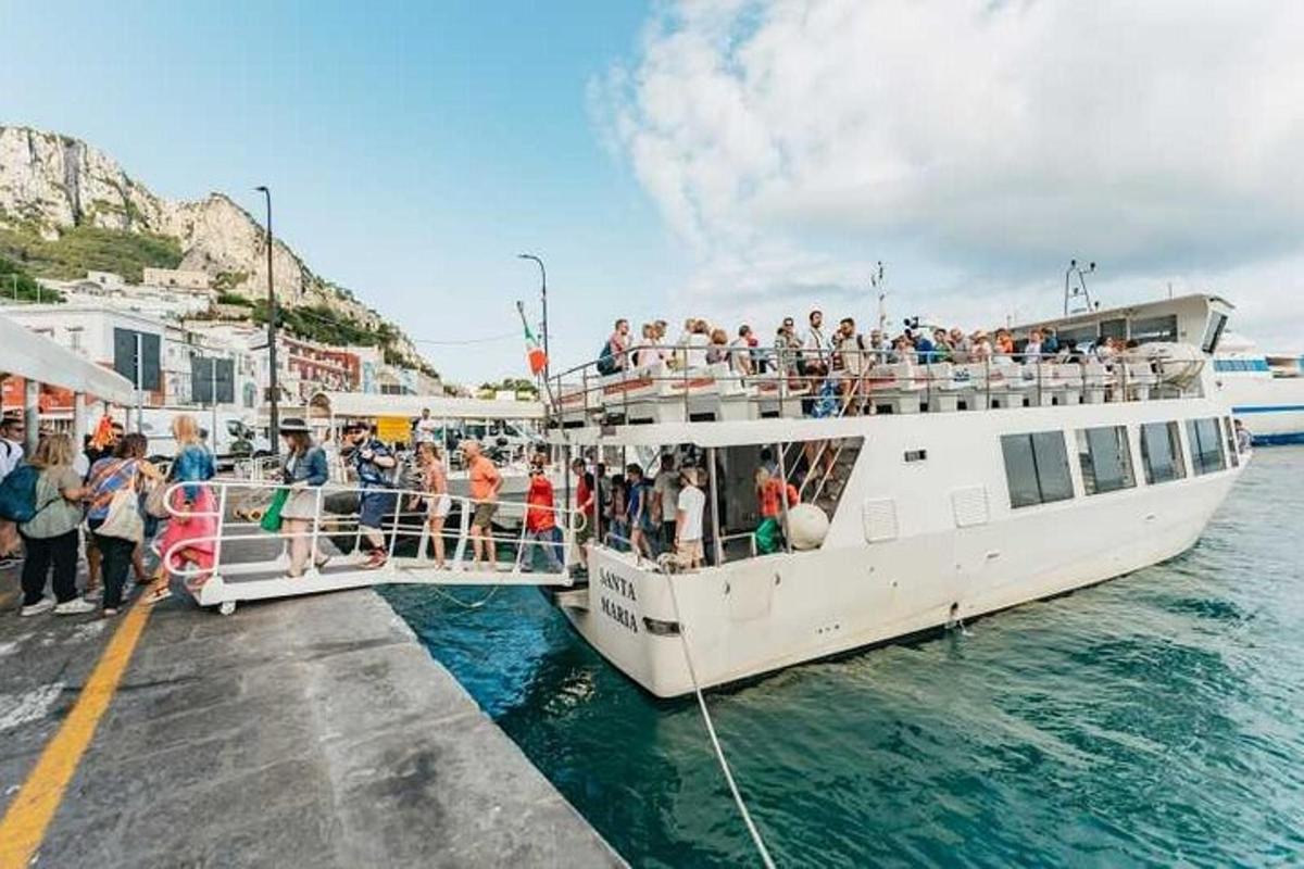 un gruppo di persone su una barca in acqua
