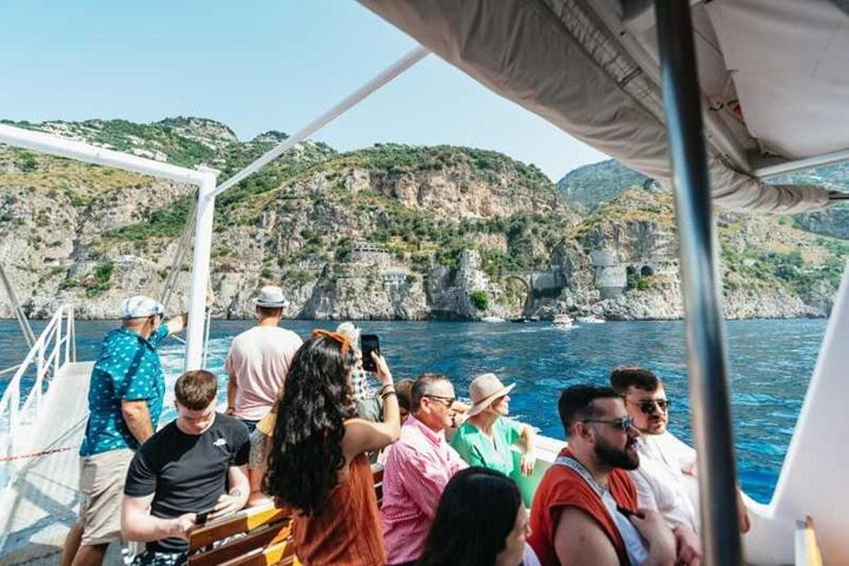 un gruppo di persone su una barca in acqua