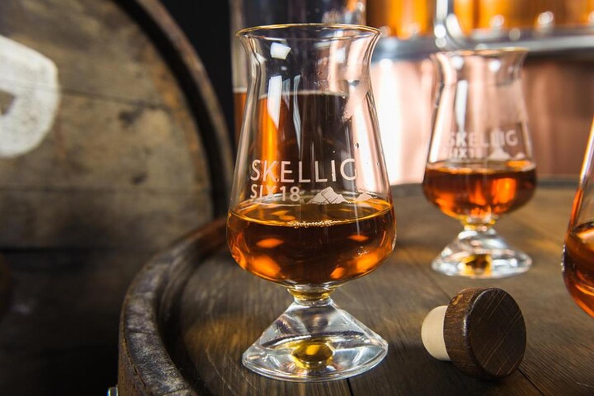 Dvě sklenice whisky sedící na dřevěném stole