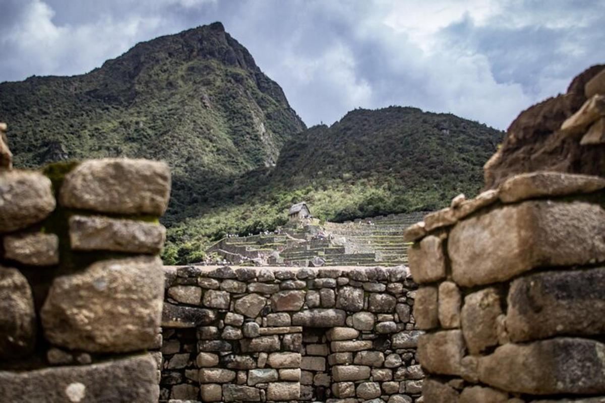 Un muro de piedra con una montaña al fondo