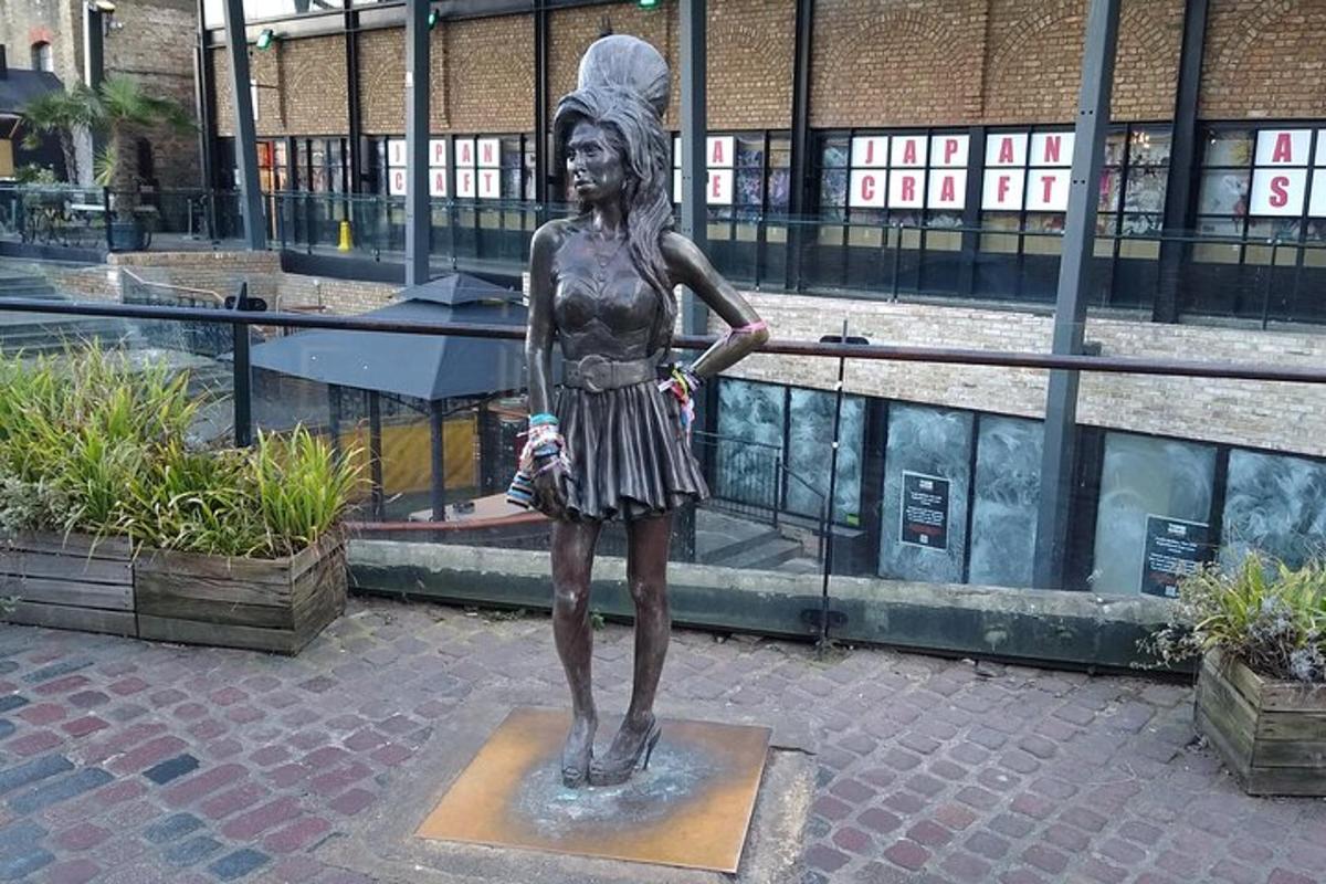 una estatua de una niña con una toalla en la cabeza