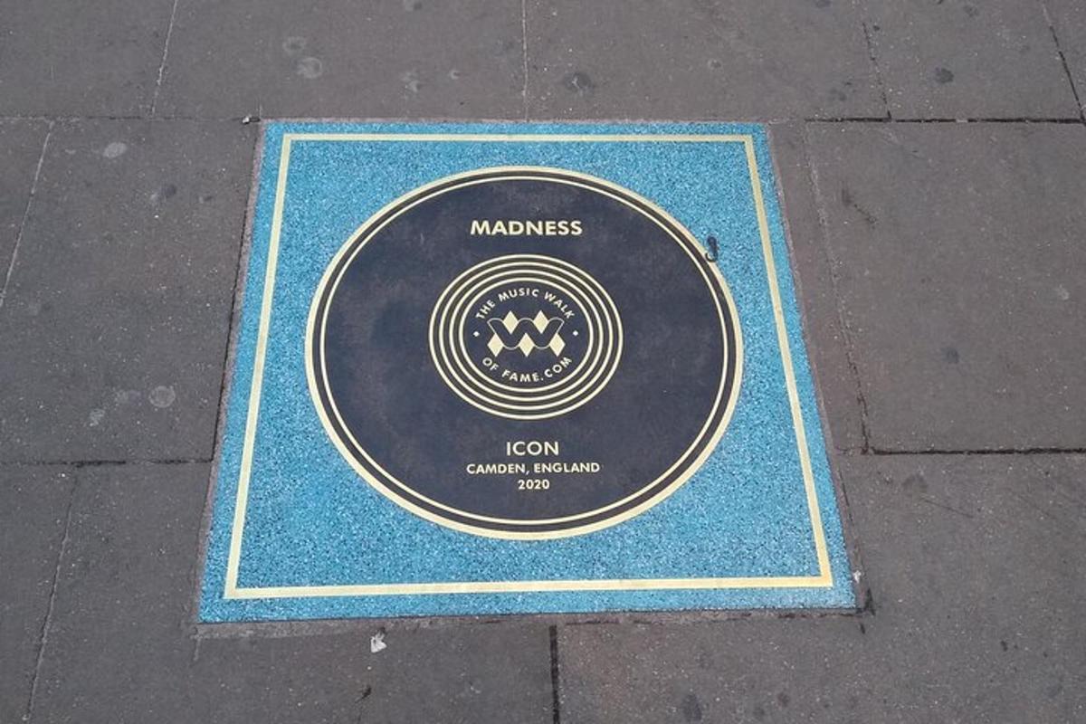 Un CD en el suelo con un disco en él.