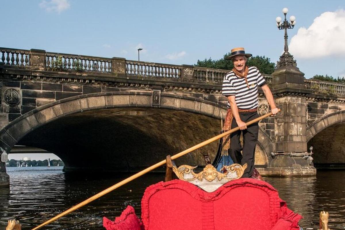 un uomo che rema su una barca nell'acqua sotto un ponte