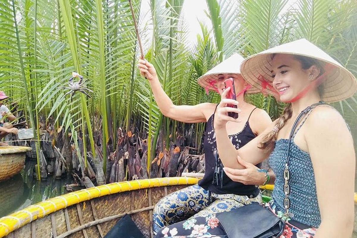 Dos mujeres con sombreros tomándose una foto con un teléfono celular