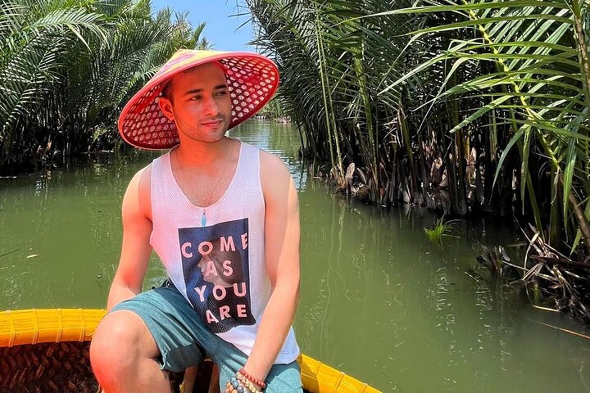 Un hombre con sombrero sentado en un barco