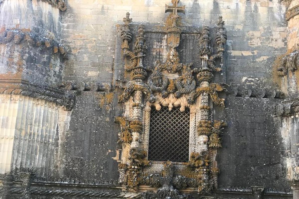 Un edificio con una ventana en el costado.