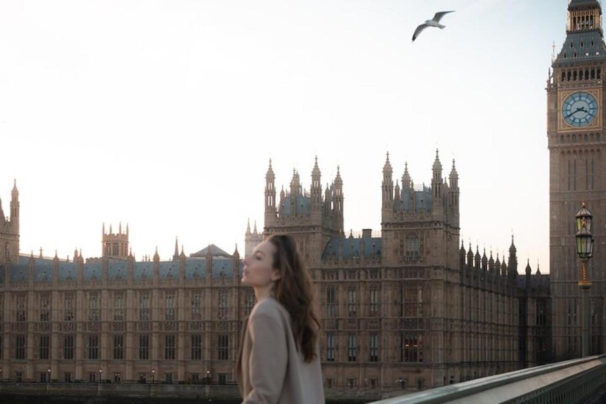 seorang wanita berjalan di jembatan di depan Big Ben